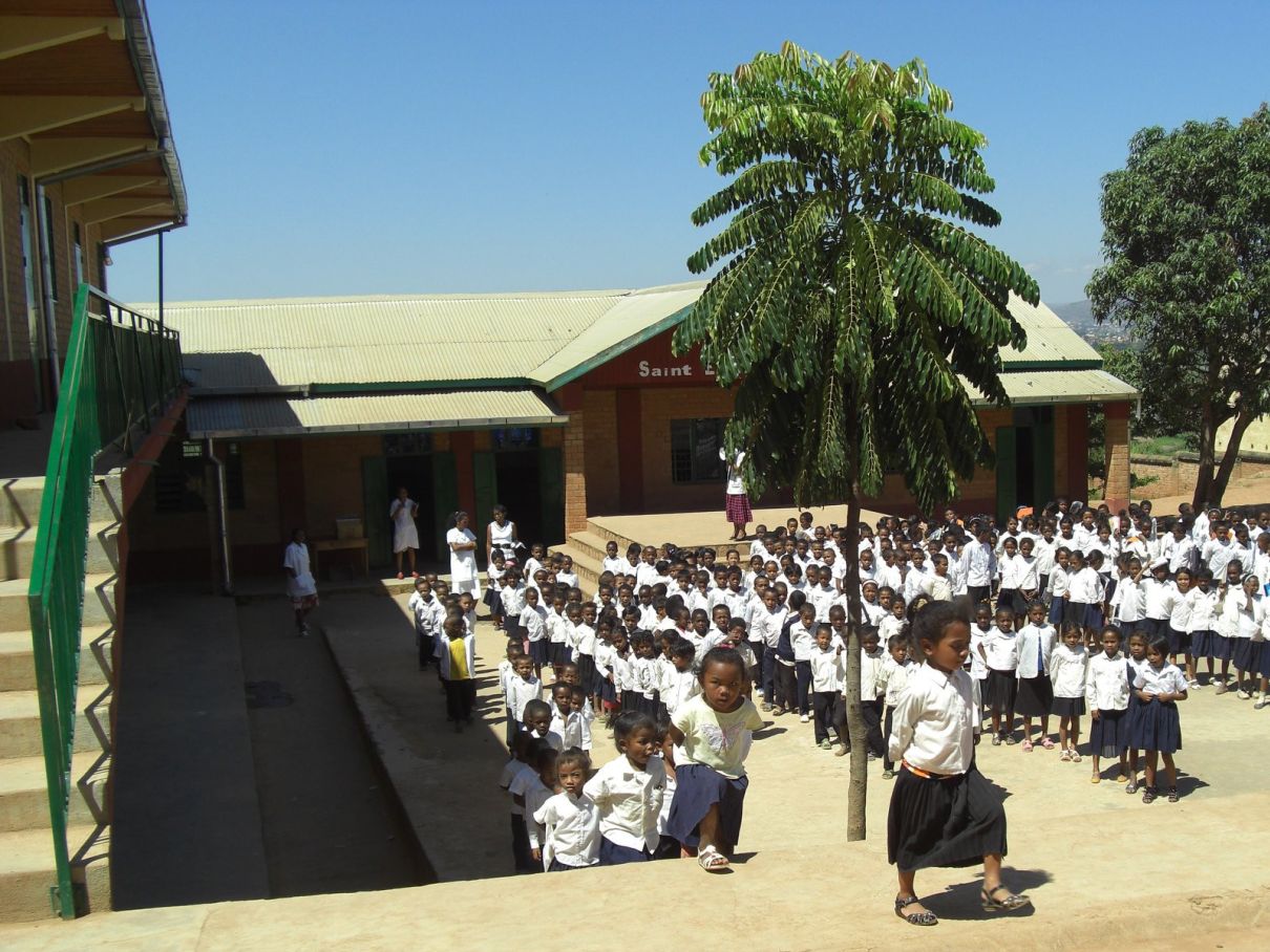 Scuola elementare e media costruita dall'Associazione nei pressi del villaggio di Manampisoa periferia sud di Antananarivo CERCAR