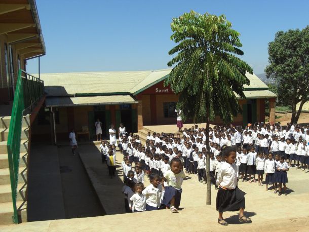 Scuola elementare e media costruita dall'Associazione nei pressi del villaggio di Manampisoa periferia sud di Antananarivo CERCAR