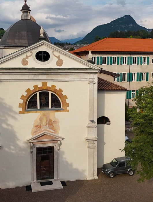 Comunità locale che collabora per produrre e condividere energia rinnovabile Santuario Madonna della Laste Trento