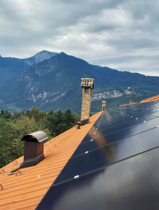 Comunità energetica rinnovabile con impianti fotovoltaici e condivisione di energia locale